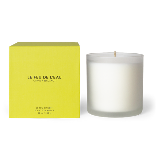 Unveil our 12oz Citron candle, blending eucalyptus, bergamot, grapefruit, lemon in Apricot and Coconut wax. With lead-free cotton wicks and a burn time of 65 hours, each candle brings a touch of artisanal luxury. Made in Los Angeles by LE FEU DE L'EAU and packaged in unique linen-textured paper. Shop the collection. The candle is displayed unboxed, positioned beside its packaging, set against a clean white backdrop.